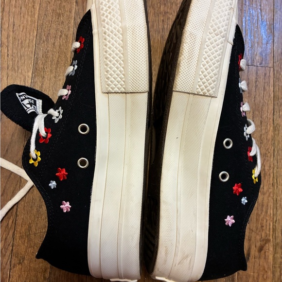 NWOT Converse Black Canvas Platform Low-Top Sneakers with  Embroidered Flowers - Picture 12 of 13